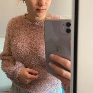Tröja - En jätte mysig lurvig tröja i en fin rosa färg. Använd några gånger men den har tyvärr blivit för liten. Köpt på gina tricot för ca 150. Frakten ingår :)
