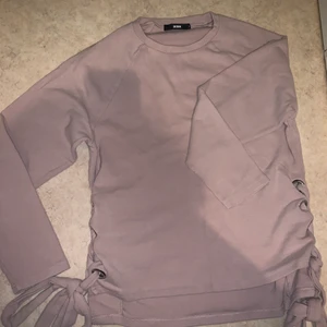 Tröja  - Använd bikbok tröja, fortfarande ganska ny 