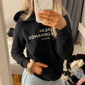 Peak Performance hoodie - Säljer pga att den aldrig kommer till användning, knappt använd så den är som i nyskick🥰 storlek 150 men skulle säga en XS