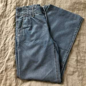 Otroligt sköna jeans, ganska tunna, med lösare passform! Väldigt fina nu till sommaren! Lågmidjade. Är 175 cm lång och dom är helt långa på mig. Osäker på storlek som ej står i, men skulle tro att det strl 36/38. GRATIS FRAKT 