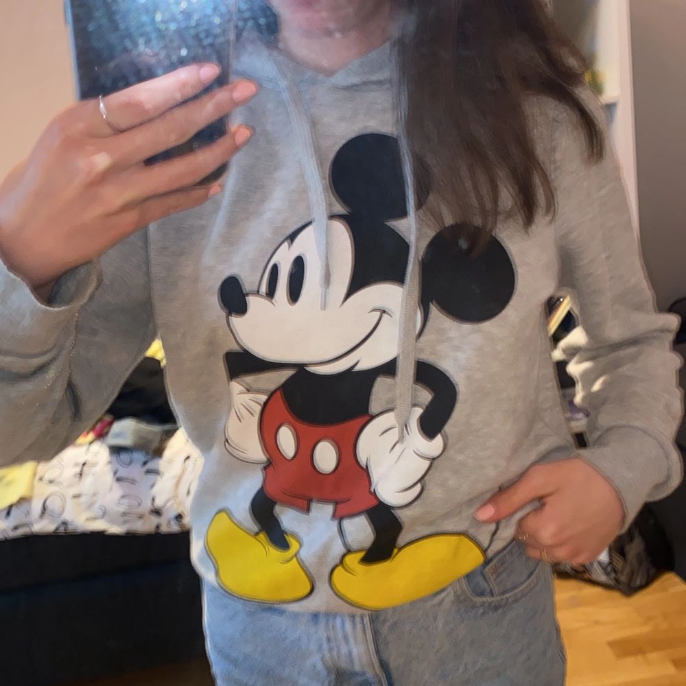 Super söt och skön hoodie med Mickey Mouse på. 💗 Köparen står för frakt 💗. Huvtröjor & Träningströjor.