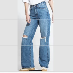 Håliga jeans  - Ska nu sälja mina håliga jeans som jag köpte för 2 månader sen men som tyvärr inte kommit till användning:( köptes för 300 kronor men då dom är vid ett fint skick så säljer jag dom för 150:)