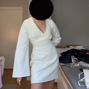 Studentklänning  - Klänning perfekt till studenten från Linn Ahlborgs kollektion med NAKD, superfin och aldrig använd. Helt slutsåld och nypris var 599kr. Köparen står för frakten 🥰