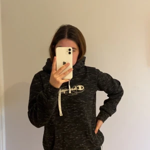 Svart Champion Hoodie  - Säljer nu denna fina och jätte mysiga hoodie som köptes för några år sen men kommer nu aldrig till användning tyvärr. Den är svart med lite fina vita prickar överallt och jätte mysigt material på insidan. Den är i storlek M men skulle säga att den passar XS-M beroende på hur man vill att den ska sitta. [Köparen står för frakten]VID SNABB AFFÄR KAN PRISET SÄNKAS TILL MINIMUM 100KR INKLUDERAT FRAKT!!