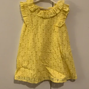 Klänning med spetsdetaljer - Supersöt sommarklänning i spets från spanska Mayoral. Helt nytt kollektionsprov