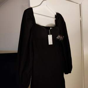 En svart festklänning från Nelly. Lite korsett-aktig upptill med dragkedja i ryggen. Säljes pga aldrig kommit till användning. Kan både mötas upp och posta (!!köparen står isf för frakten!!)