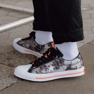 Sadboys Converse Skor - Aldrig använda sadboys converse skor, skick är 10/10 strlk 43