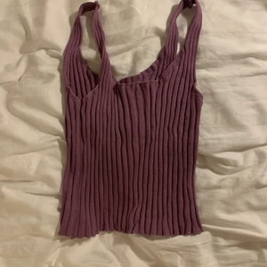 Stickad topp - Lila stickad topp, lite croppad modell