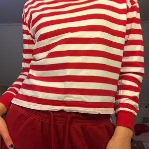 en röd-och vit randig tröja från h&m. t-shirt material.