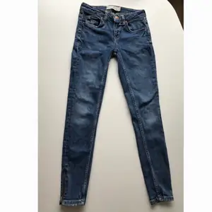 Jeans med dragledjor på sidan av smalbenen. Från Gina Tricot, storlek 26/30