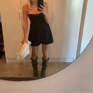 Klänning - Superfin klänning från Hm. (Bilden är lånad av ToveJohanssonn) skriv om du vill ha mina egna. Frakten ingår inte i priset🤍