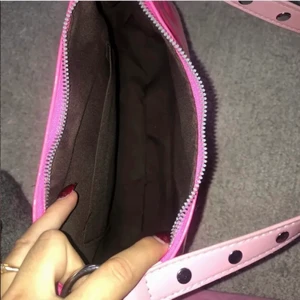 Super söt väska - Super fin väska köpt på plik men inte riktigt min stil väldigt bra skick.