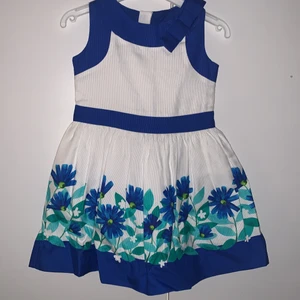 Klänning  - Söt sommarklänning med blomsterprint. Helt nytt kollektionsprov 