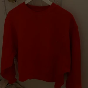 Röd tjocktröja ifrån gina - Denna sweatshirten har jag Max använd 4 ggr men tycker den har en jättefin röd färg!❤️‍🔥☺️ pris kan såklart diskuteras, skriv för fler bilder!😘