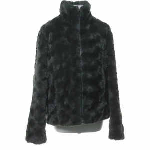 Soul River  - Storlek M. inga defekter, känns som ny. Materialet är en pälsimitation. Jackan är grön, en mörkare grön. 