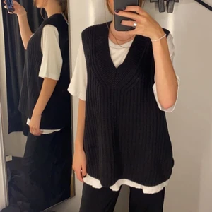 Stickad Väst - Använd ett få tal gånger, svart oversize väst fråg Gina💕 köpt för 250kr 