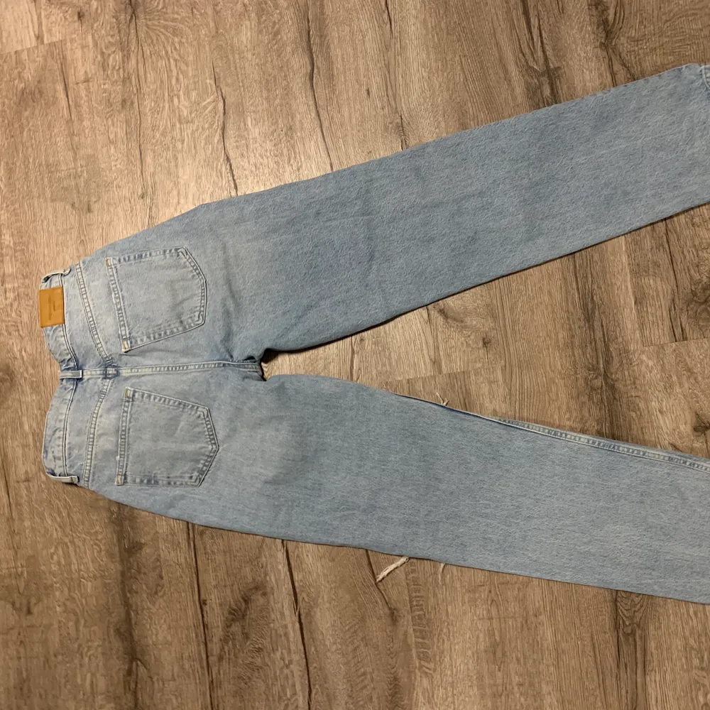 Säljer mina jeans från Gina tricot i storlek 36. Använda 2-3 gånger så är som nya. Säljer för 120kr + frakt🤍. Jeans & Byxor.
