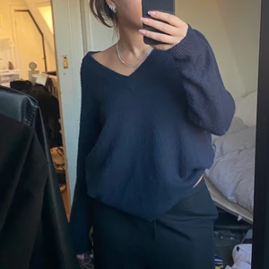 Stickad  - Blå v-ringad stickad, noppig därav priset 