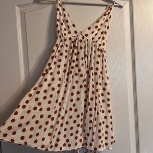 Prickig klänning - Brun prickig klänning från Zara. Har en rygg som man knyter själv till en rosett. Använd ett fåtal gånger. Storlek S. Betalning via swish. Kan mötas upp i Stockholm eller Västerås.💕☺️