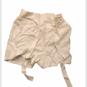 Vita tygshorts  -  Hör av er vid frågor! Pris kan diskuteras.