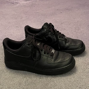 Nike Air Force 1 ’07 Svart/Black - Herr storlek. Iprincip nyskick 9/10, använd nån enstaka gång. Snygga och tvättas inann de skickas. Säljes pga knappt använde.