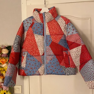 Monki puffer jacket - Cool jacka från Monki, nyskick i storlek XS dock stor i storlek😍