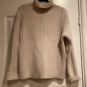 Stickad tröja - Jättemysig och varm stickad tröja🥰 Andvänd ca 2 gånger