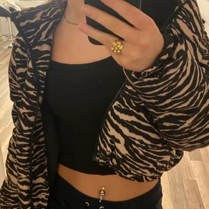 Snygg jacka  - Säljer denna coola jacka då den inte längre kommer till användning stl. S