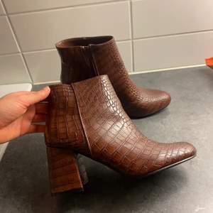 Snygga klackar köpa i Grekland  - Köpte dessa skit snygga klackskor i Grekland i oktober 2021, men har tyvärr inte använt dem en enda gång utan det var lite spontanköp😂 storlek 38! Köpte dem för 300 kr ungefär. Kan mötas upp i Halmstad eller närområde eller skickas! Köparen betalar frakt ♥️