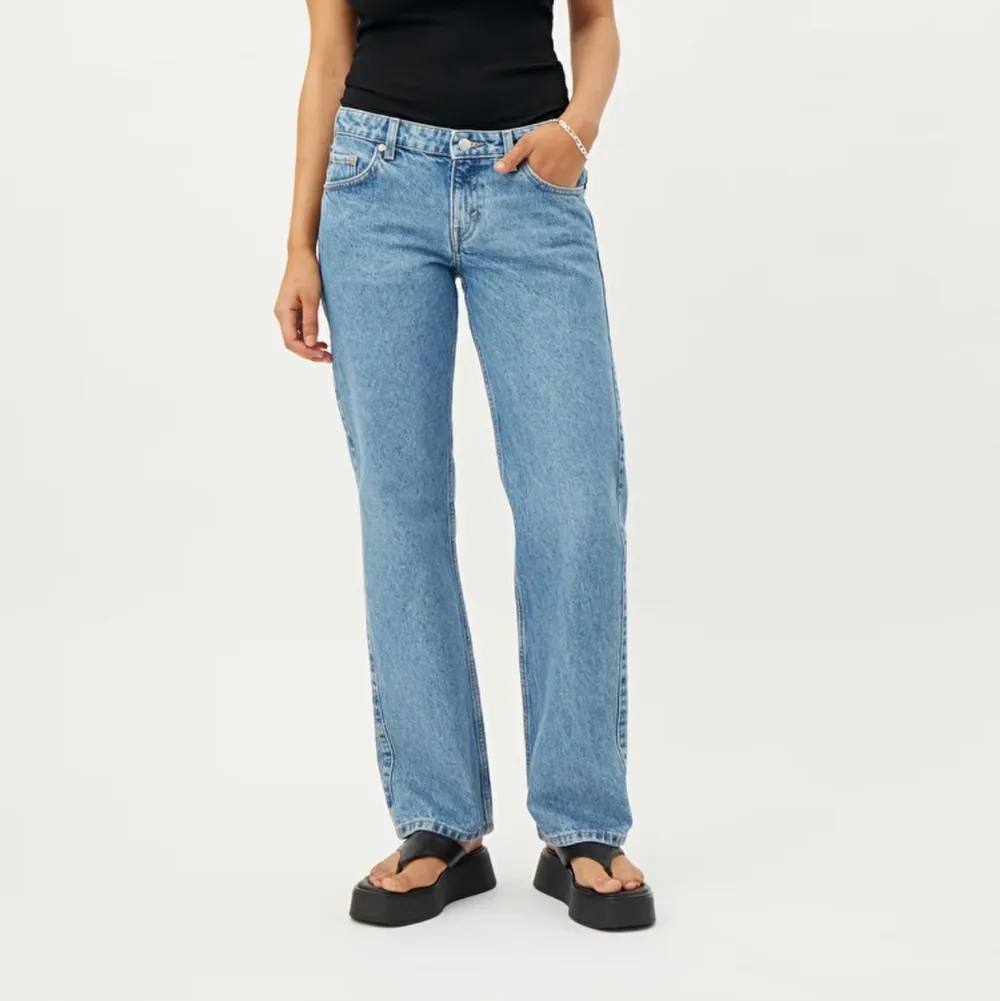 Säljer dessa arrow low waist jeans från weekday i storlek 24/32 eftersom de är för små för mig. Användna en gång!. Jeans & Byxor.