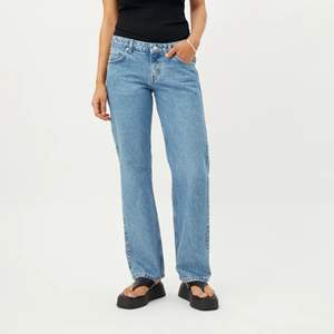 Säljer dessa arrow low waist jeans från weekday i storlek 24/32 eftersom de är för små för mig. Användna en gång!