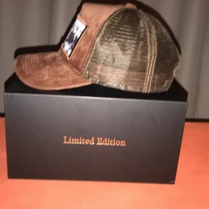 Maggiore keps Limited Edition  - Det är en fin keps som man inte kan få tag i längre. Den är i bra skick passar bra till allt nästan. Har knappast använt den. Den kommer i en fin liten låda. Passar i alla åldrar