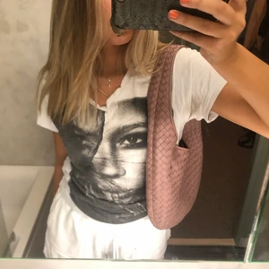 Bottega väska - Heeej tänkte kolla intresset på min fina bottega väska💖💖💖 så skriv om ni skulle vara intresserade av att köpa, kan tänka mig att sälja om jag får ett bra bud!