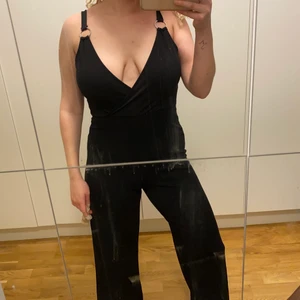 Byxdress - Skit fin byxdress från HM som tyvärr inte kommer till användning, köparen står för frakt♥️