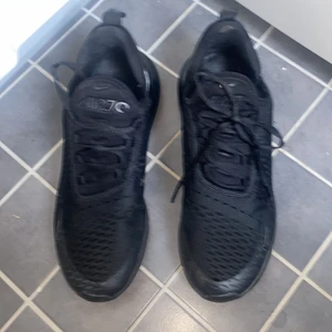 Nike 270 - Helsvarta, köpa för 1695kr , små skador (med på bilderna)