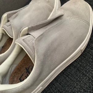 INTRESSEKOLL EYTYS!! - Gråa mocka eytys i modellen Doja💘💘 Köpes för 1800kr på Eytys hemsida