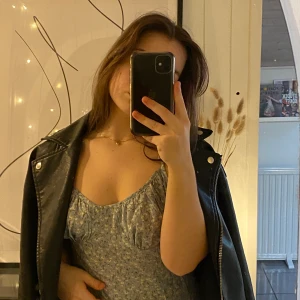 Klänning🧚🏼 - Grönblommig klänning från shein🧚🏼✨ i storlek M och sitter som en stor S på mig! Superskön och använd 1 gång🤍 axelbanden är justerbara genom att man knyter dom! Slutar strax ovanför knäna på mig som är 1,54cm!✨ vid snabb affär bjuder jag på halva frakten! 