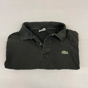 90-tals Lacostepiké med bra slitning  - Lacostepiké 90-tal. Storlek S (herr). Funkar även på tjej som lite oversized.  Hämtas i Stockholm hållplats Trekanten eller skickas 