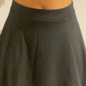 Kort svart kjol med dragkedja  - Snygg svart kort kjol med dragkedja bakom. 