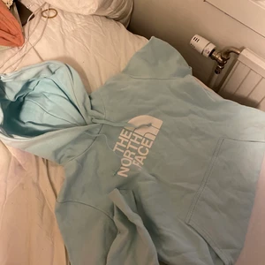 Northface hoodie - Världens finaste och unikaste north face hoodien i baby/ljusblå färg. Tveka inte vid frågor,(den är såklart äkta)💓💓💓Köptes för 1200, säljer för 400vid snabbt köp. Den sitter jättefint men är lite nopprig