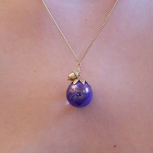 Halsband  - Halsband 42cm långt. Blå glaskula fäst i guldblad med ekollon. 