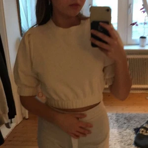 Tröja med puffärmar - Säljer denna supersöta croppade tröja i en krämvit färg då den inte kommer till användning längre. Sparsamt använt så i ett fint skick💜