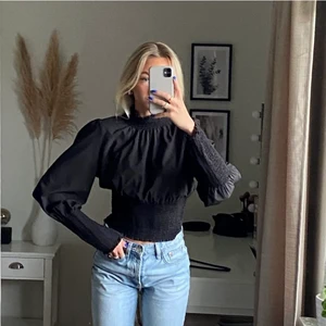 Topp/blus  - Säljer denna superfina toppen från Gina Tricot i storlek 36! Endast använd en gång