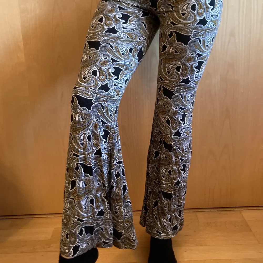 Elegant medallion patterned, gold and black color yoga pants with flare. Used only a few times since they are too big for me, size L. Hugs and enhances curves.. Jeans & Byxor.