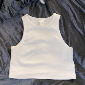 Basic vitt linne - Som titeln antyder, ettt basic vitt linne som passar fint till sommaren eller överlag