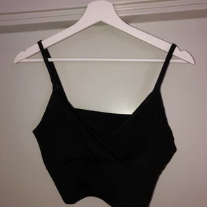 Svart linne - Svart linne som är tvärsydd, lite svårt att se så kan skicka fler bilder om det önskas:) 