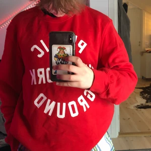 Public New York Ground Tröja - Använd fåtal gånger i bra skick                          Tröjan är i storlek S                                                      Köparen betalar frakt:)                                                     Skriv privat om du undrar något mer:)