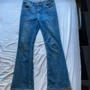 Bootcut jeans från boomerang  - Ljusblå utsvängda jeans från boomerang. De är alldeles för långa på mig, därav säljer jag. De har en mörk fläck på högra bakfickan (därav lågt pris). Frakt 66💕.                               Mått  Yb-105cm Ib-83cm M-80cm