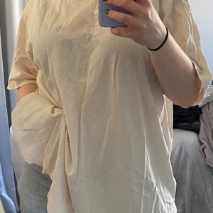 T-shirt - Skön tisha, köparen står för frakt, pris kan diskuteras💜 har en liten fläck på magen