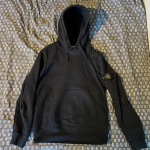 Stone Island Hoodie  - Säljer nu min fina Stone tröja, använd väldigt varsamt. Storlek L men passar även M